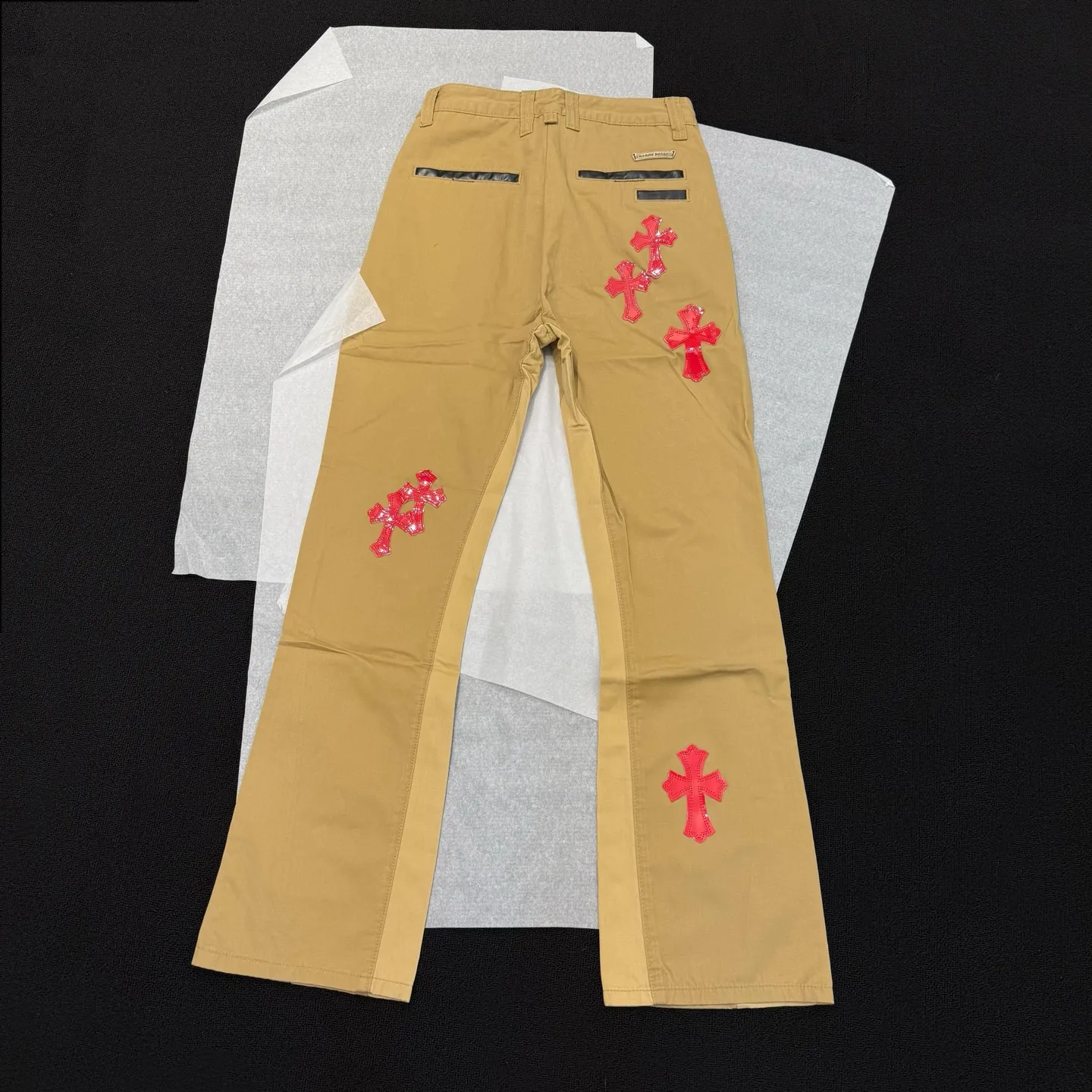 P280 Style number: D373 Chrome hearts Chrome hearts khaki stitching red leather bootcut jeans, truly restoring the ultimate vintage texture Size: 28, 30, 32, 34, 36 (S-XXL) Color: khaki stitching Size reference # 28 pants length 100 waist circumference 72 30 pants length 102 waist circumference 76 32 pants length 104 waist circumference 80 34 pants length 106 waist circumference 84 36 pants length 108 waist circumference 88